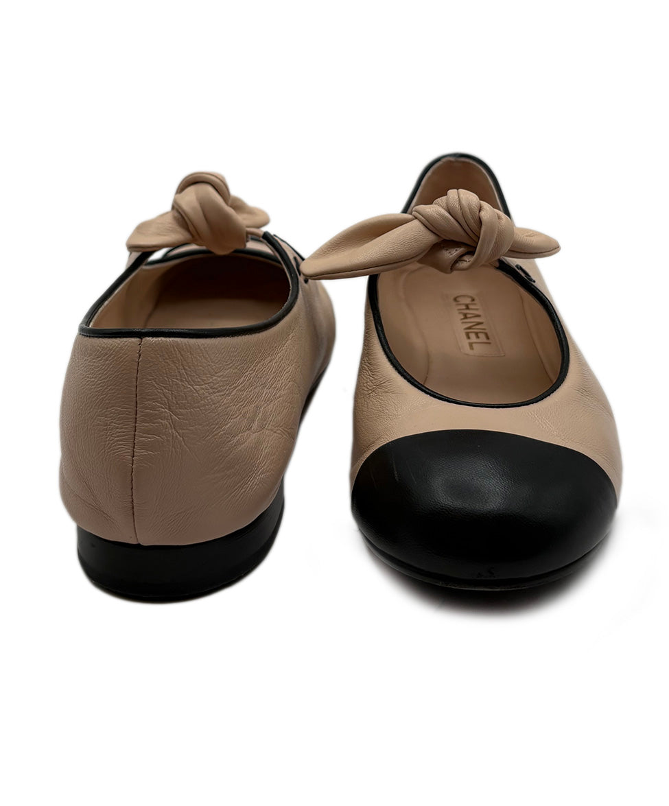 Chanel Nude & Black Leather Flats sz. 8 l Michael's Luxury