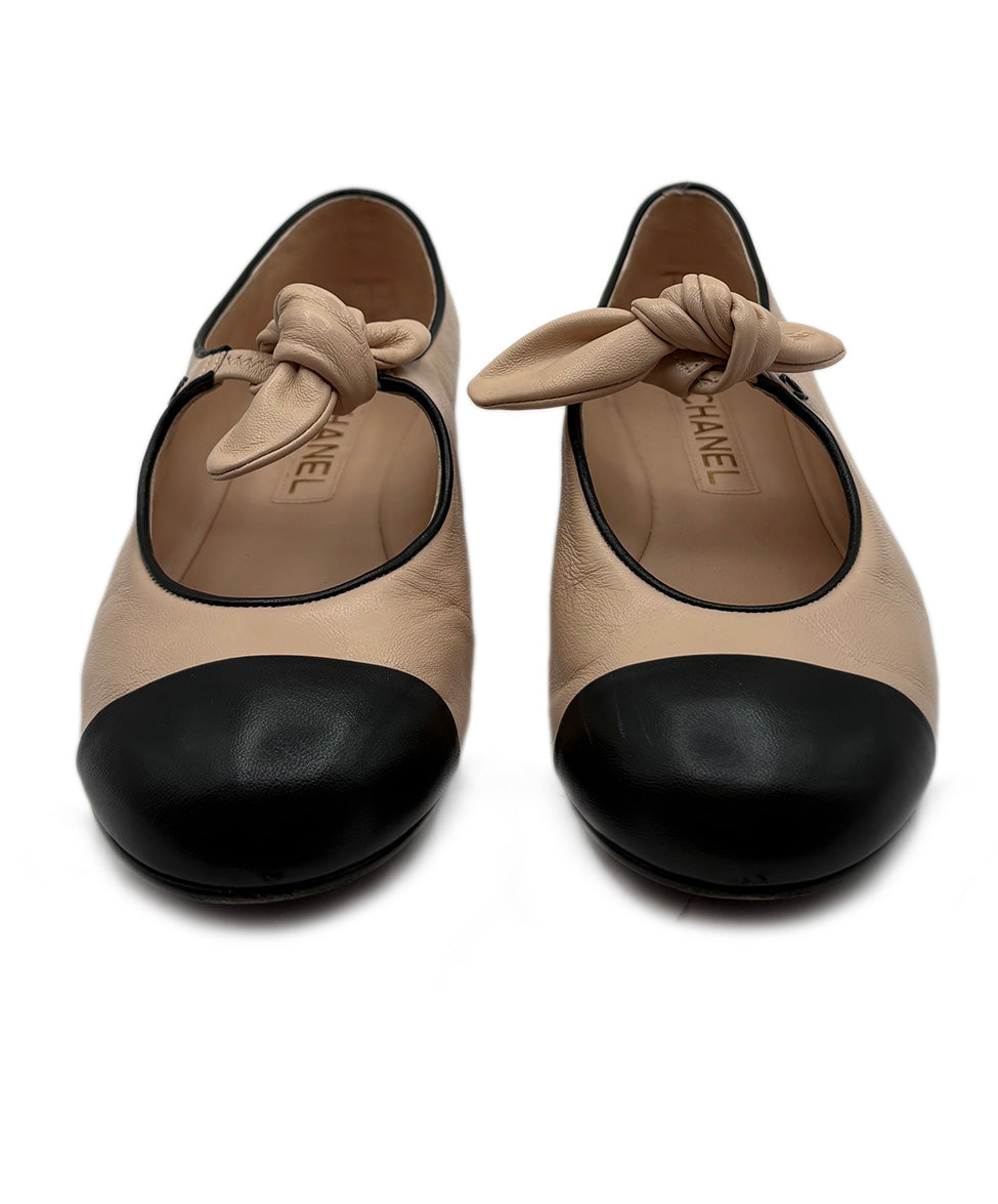 ヤ*コ様 売り切りCHANEL フラットシューズ ベージュ・黒 Chanel Nude & Black Leather Flats sz. 8 l Michael's Luxury
